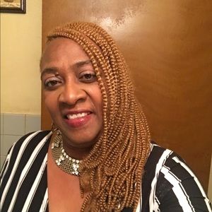 Meet your Posher, Lora